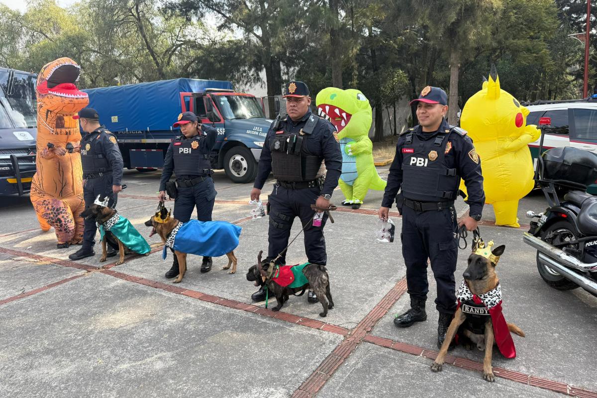 Elementos de la PBI con binomios caninos disfrazados de Reyes Magos en evento de Aragón. Foto: Ramón Ramírez