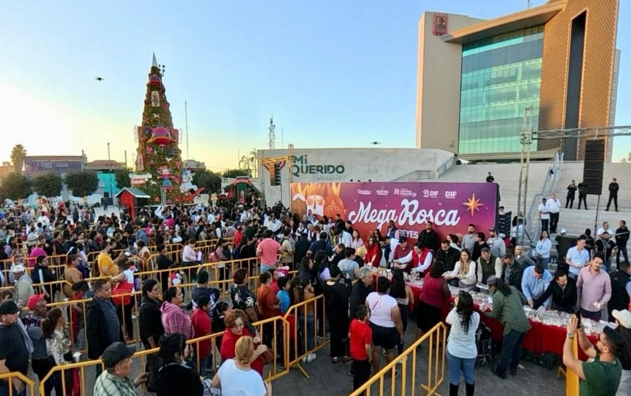 Entregan Mega Rosca de Reyes a más de 15 mil personas en Torreón