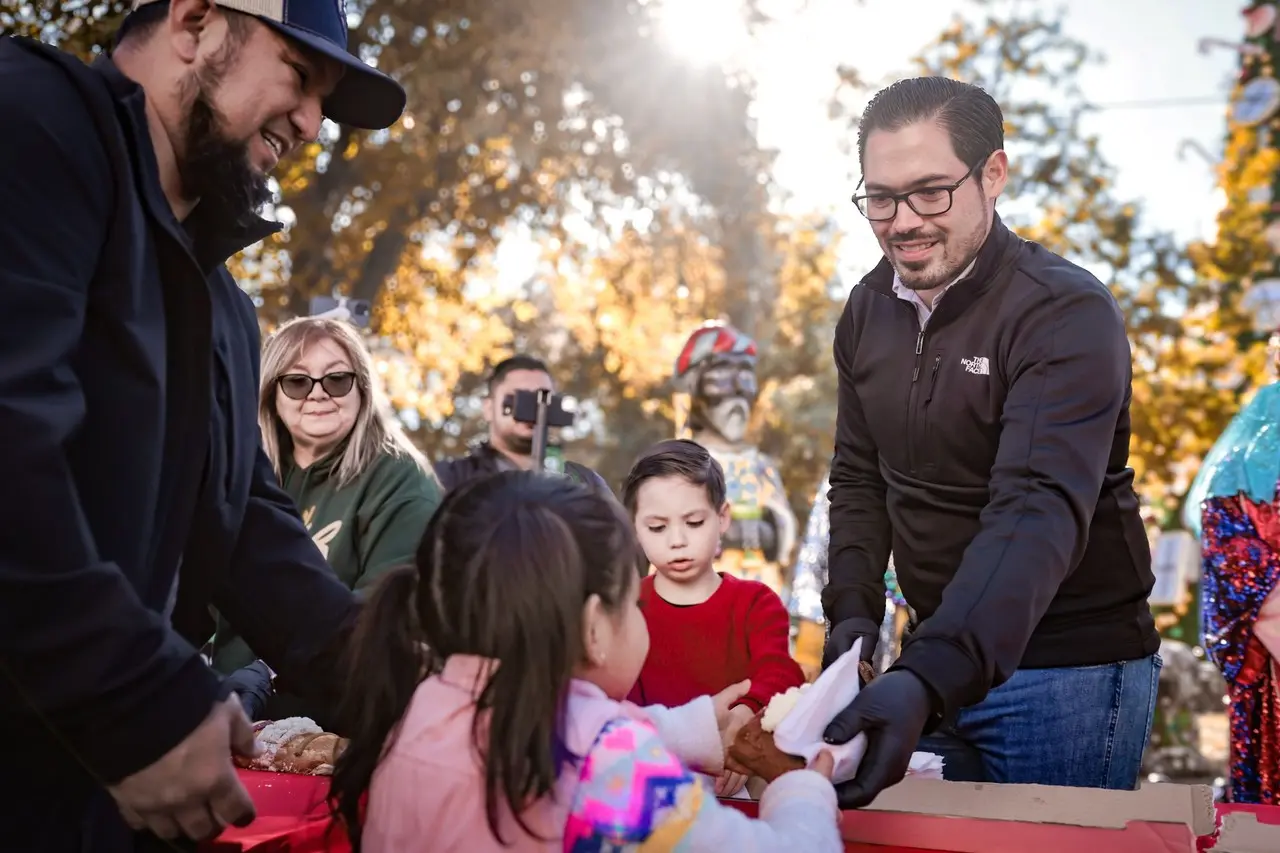 El evento estuvo acompañado de chocolate caliente, ideal para combatir el frío, y una rifa donde los niños tuvieron la oportunidad de ganar bicicletas, triciclos, scooters, balones y hornitos. Foto: Gobierno de Santiago.