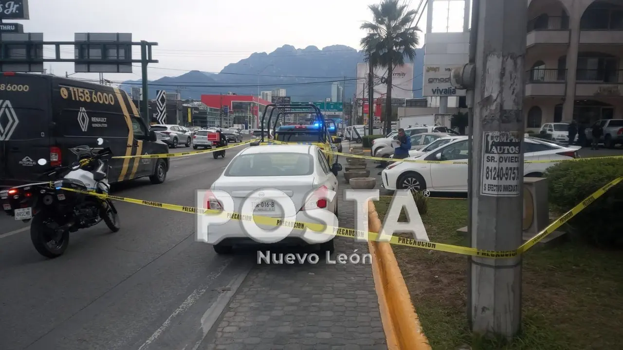 Policía de Monterrey captura a joven por robo de vehículo. Foto: Ratmundo Elizalde.