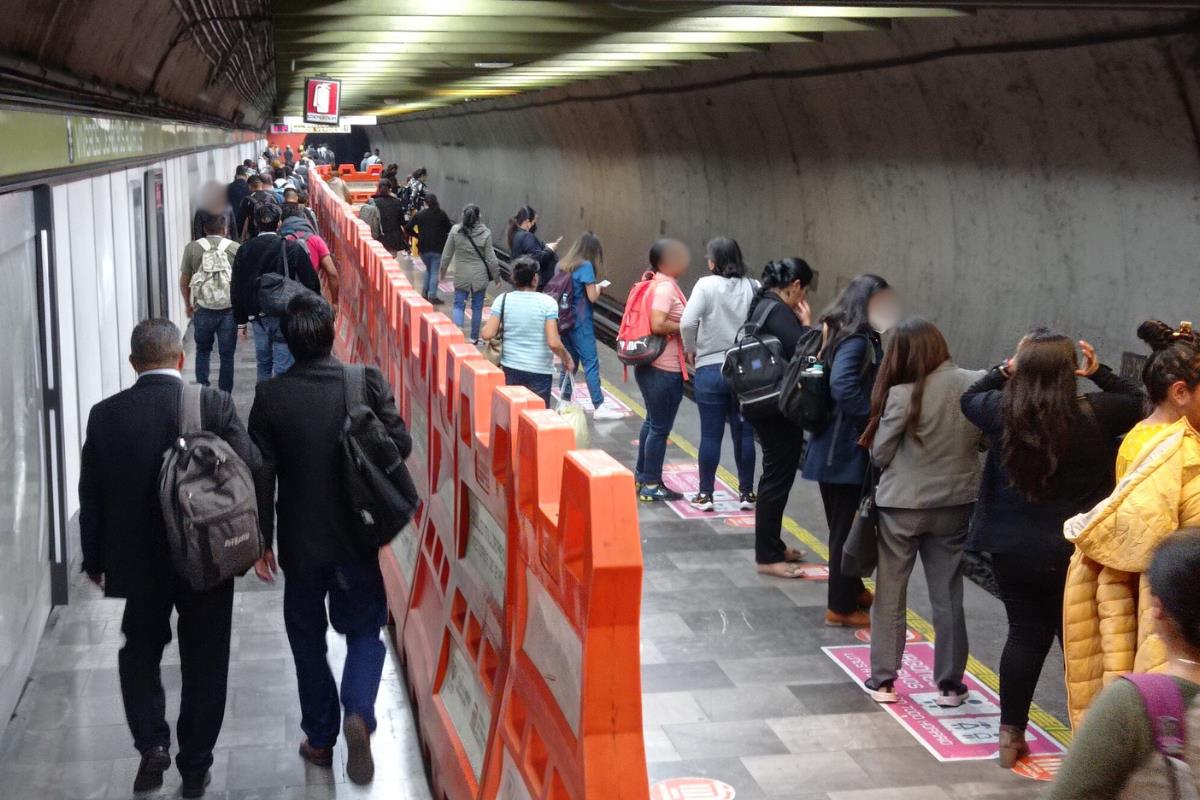 Personas esperando el Metro en la estación viveros de la Línea 3.   Foto: @Srkrane0wolf