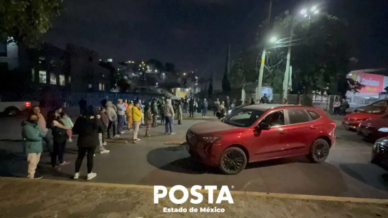 Los vecinos de Tultitlán colapsaron la circulación y provocaron filas kilométricas de vehículos en la Vía López Portillo. Foto: Fernando Cruz