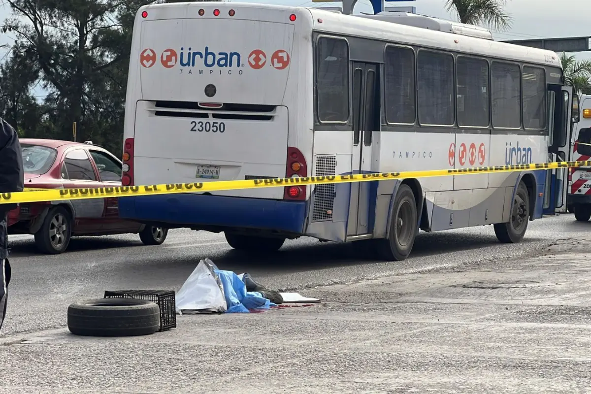 Un hombre en Tampico decidió quitarse la vida arrojándose contra un autobús en movimiento. Foto: Axel Hassel