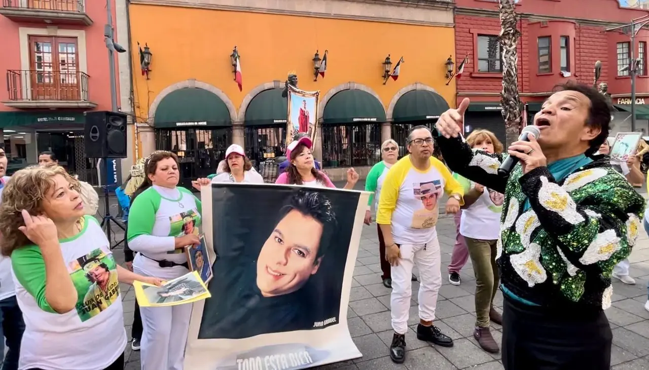 Fans de Juan Gabriel se reunieron este 7 de enero en la Plaza Garibaldi lugar donde se encuentra instalada una estatua del cantante. Foto. Luis Ortega.