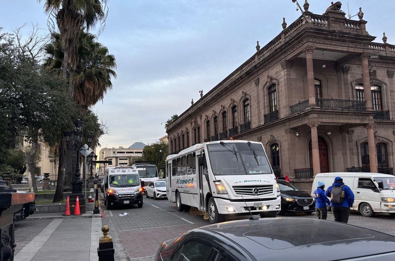 Camiones con personas se manifiestan contra tarifazo en el centro de Monterrey. Foto: Armando Galicia