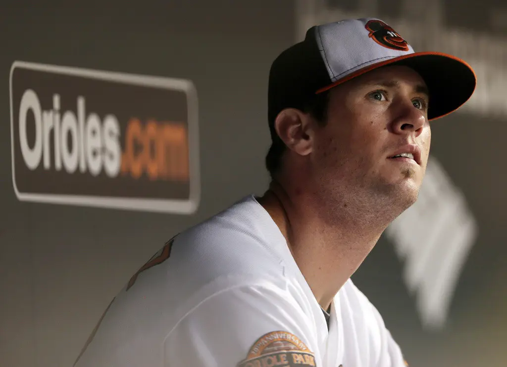 El lanzador de los Orioles de Baltimore Brian Matusz tras ser relevado durante un juego contra los Angelinos de Los Ángeles, el 26 de junio de 2012. (AP Photo/Patrick Semansky)