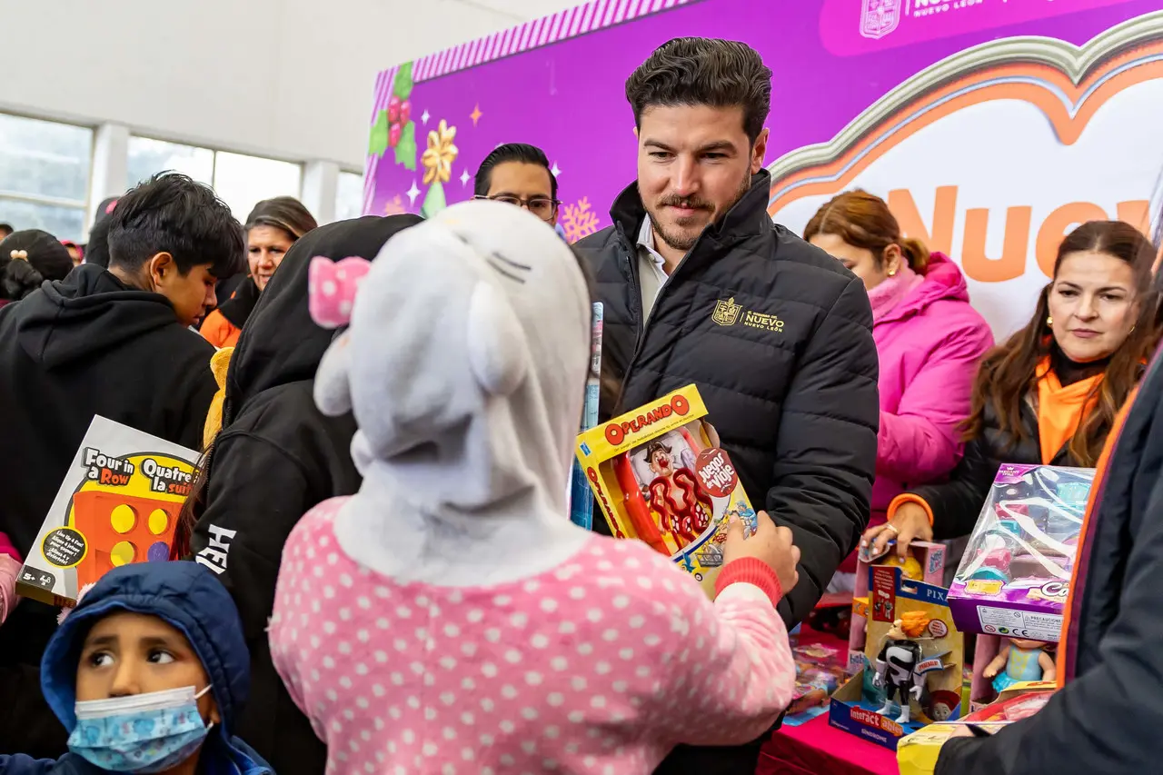 La festividad del Día de Reyes estuvo marcada por la entrega masiva de juguetes y bicicletas a las niñas y niños presentes. Foto: Gobierno de Nuevo León.