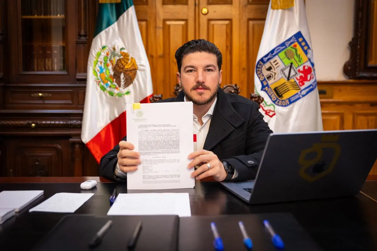 Samuel García mostrando el veto al aumento al predial en Monterrey. Foto: Gobierno de Nuevo León.