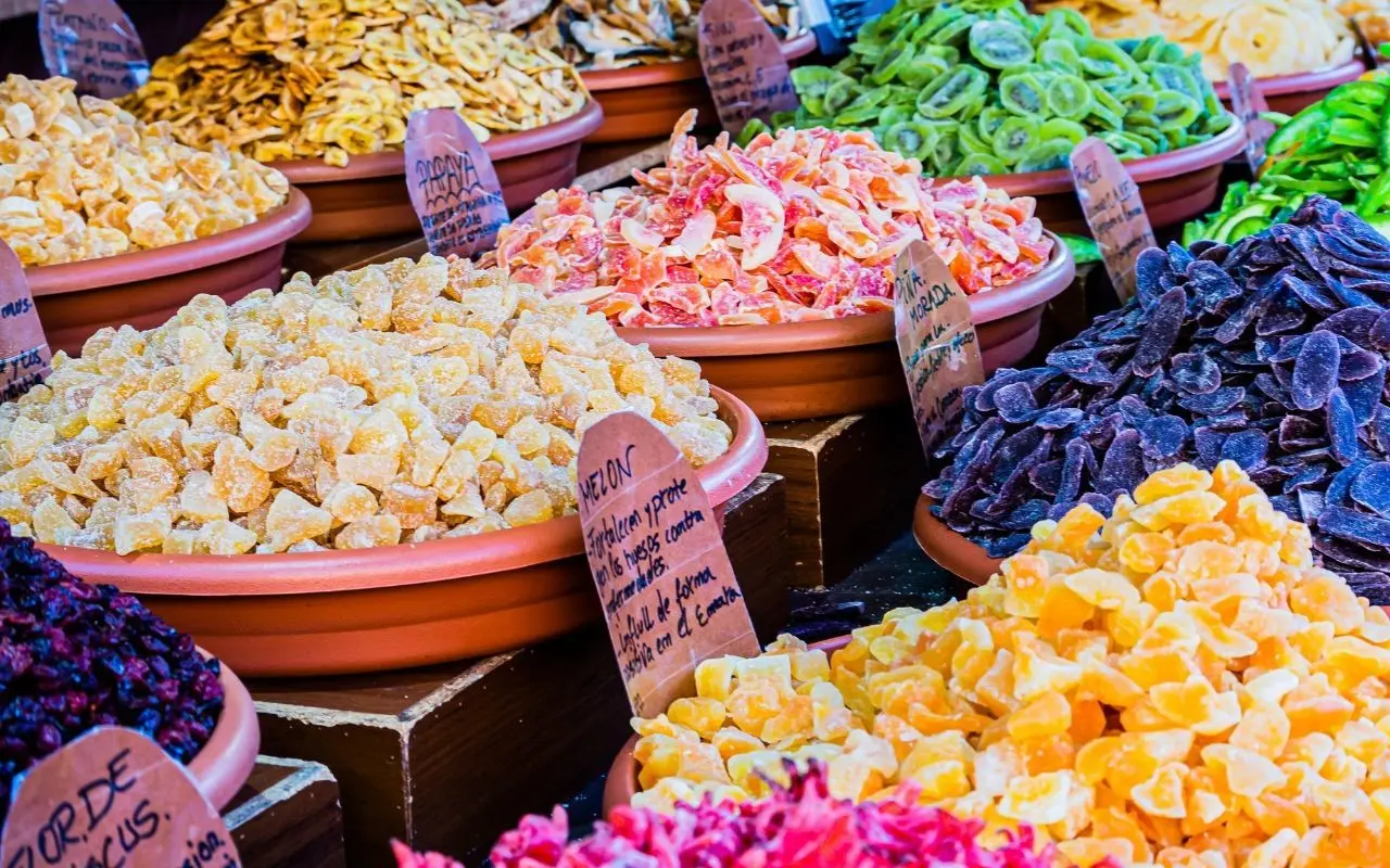 La deshidratación es uno de los métodos para alargar la vida de los alimentos por varios meses y se puede hacer en casa. Foto: Canva
