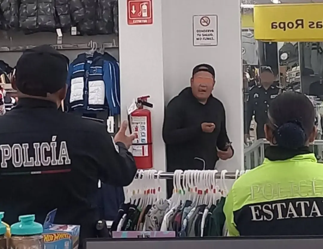 El individuo amenazó con quitarse la vida en la tienda departamental. Imagen: @RangoPolitico