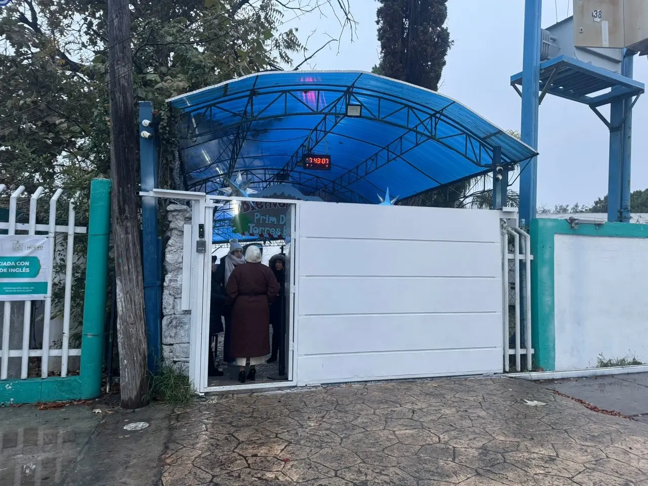 Madres de familia en la entrada dejando a sus hijos. Foto: Azael Valdés.