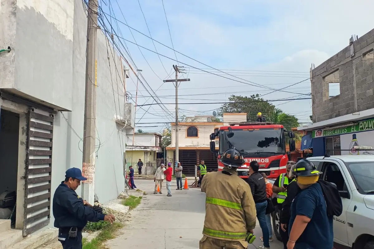 La persona electrocutada se encontraba pintando una de las paredes de su casa. Foto: Axel Hassel