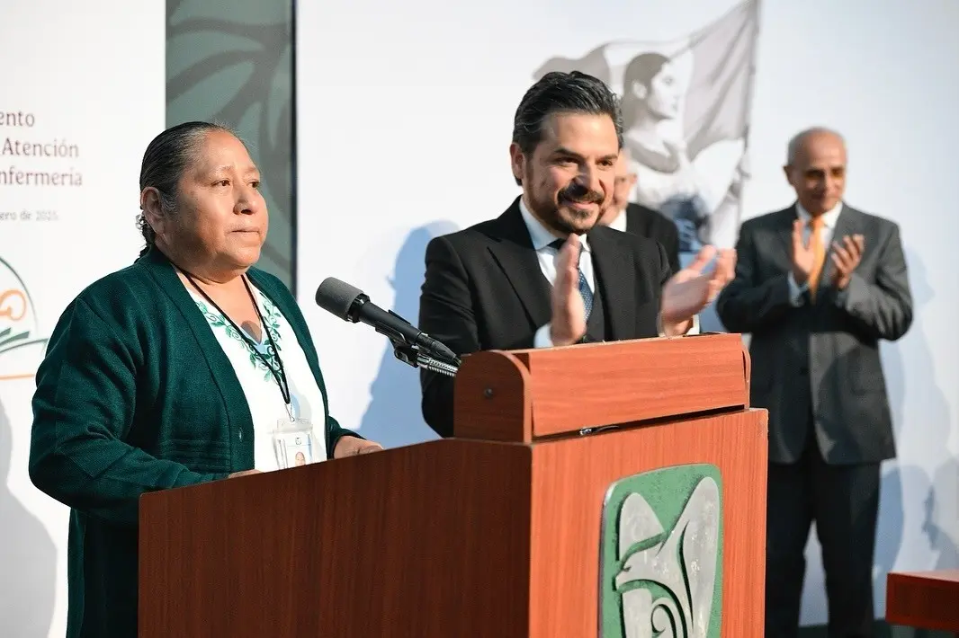 El director general del IMSS, Zoé Robledo, reconoció la labor excepcional del gremio de enfermería. Foto: IMSS.