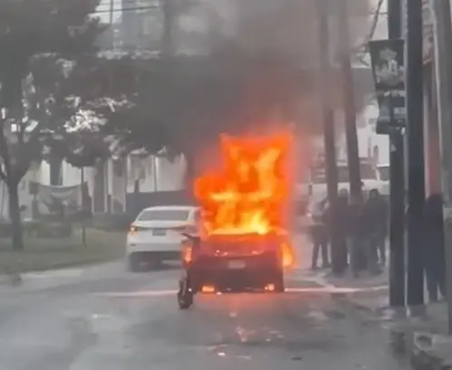 Auto en llamas en plena avenida Lázaro Cárdenas. Foto: Jorge López