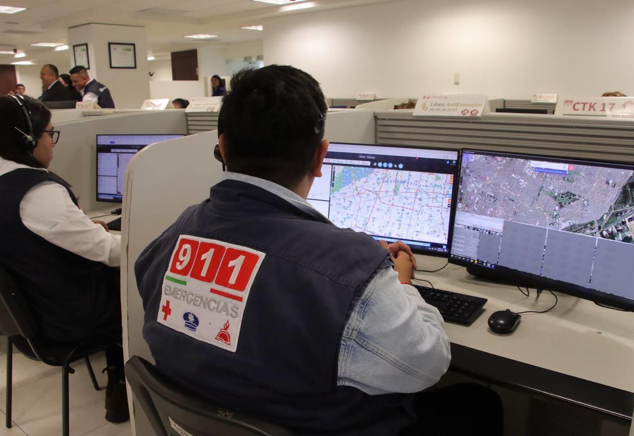 Personal del C5 vigilando las cámaras desde el centro de control.     Foto: @C5_CDMX