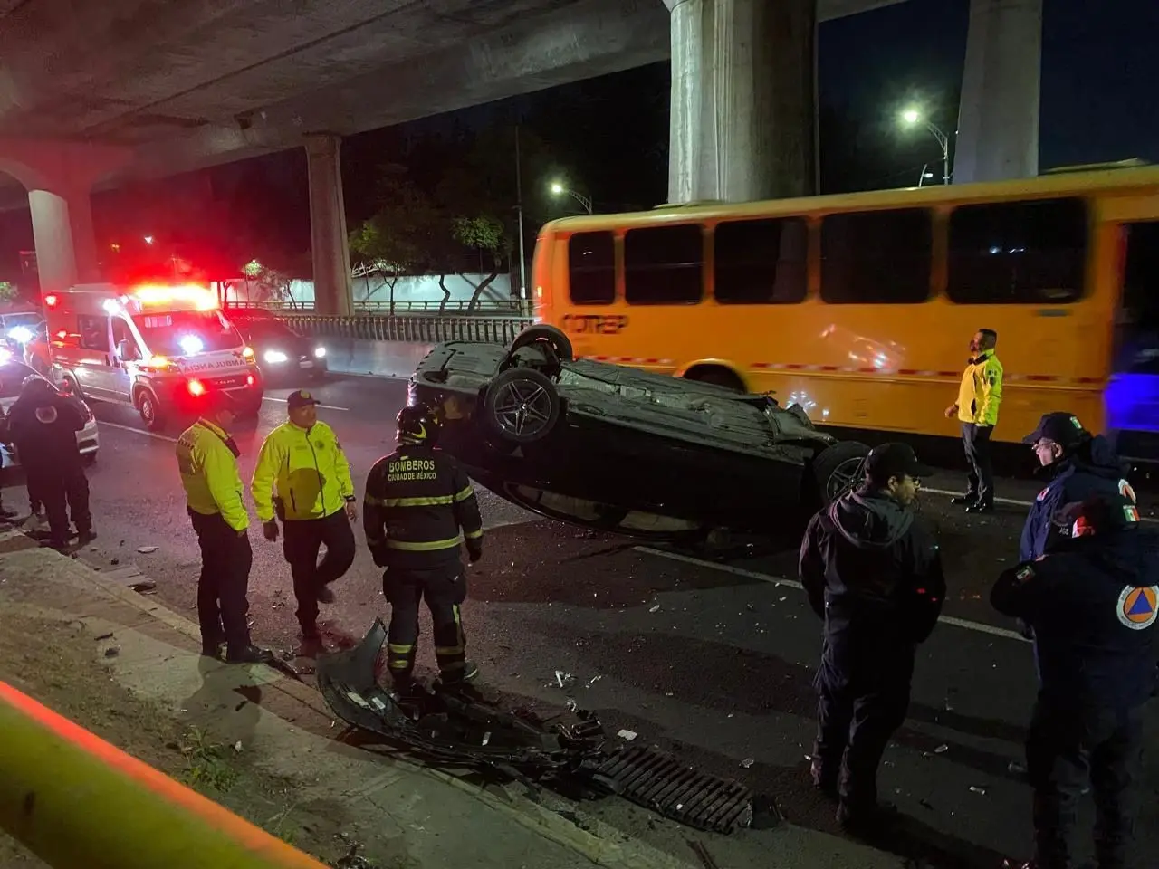 Policías y bomberos apoyaron tras conductora que volcó en Periférico. Foto: Ramón Ramírez