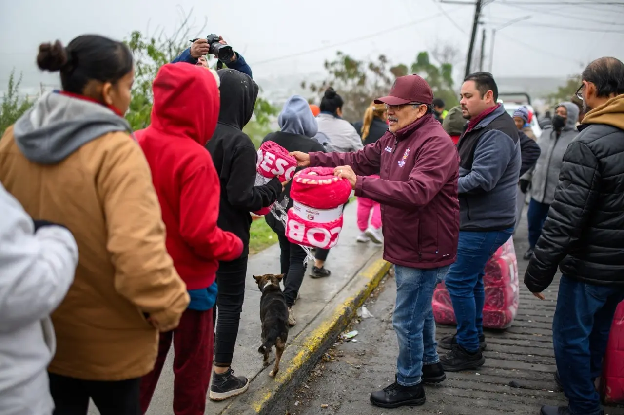 El alcalde de Escobedo, Andrés Mijes, entregando cobijas. Foto: Gobierno de Escobedo