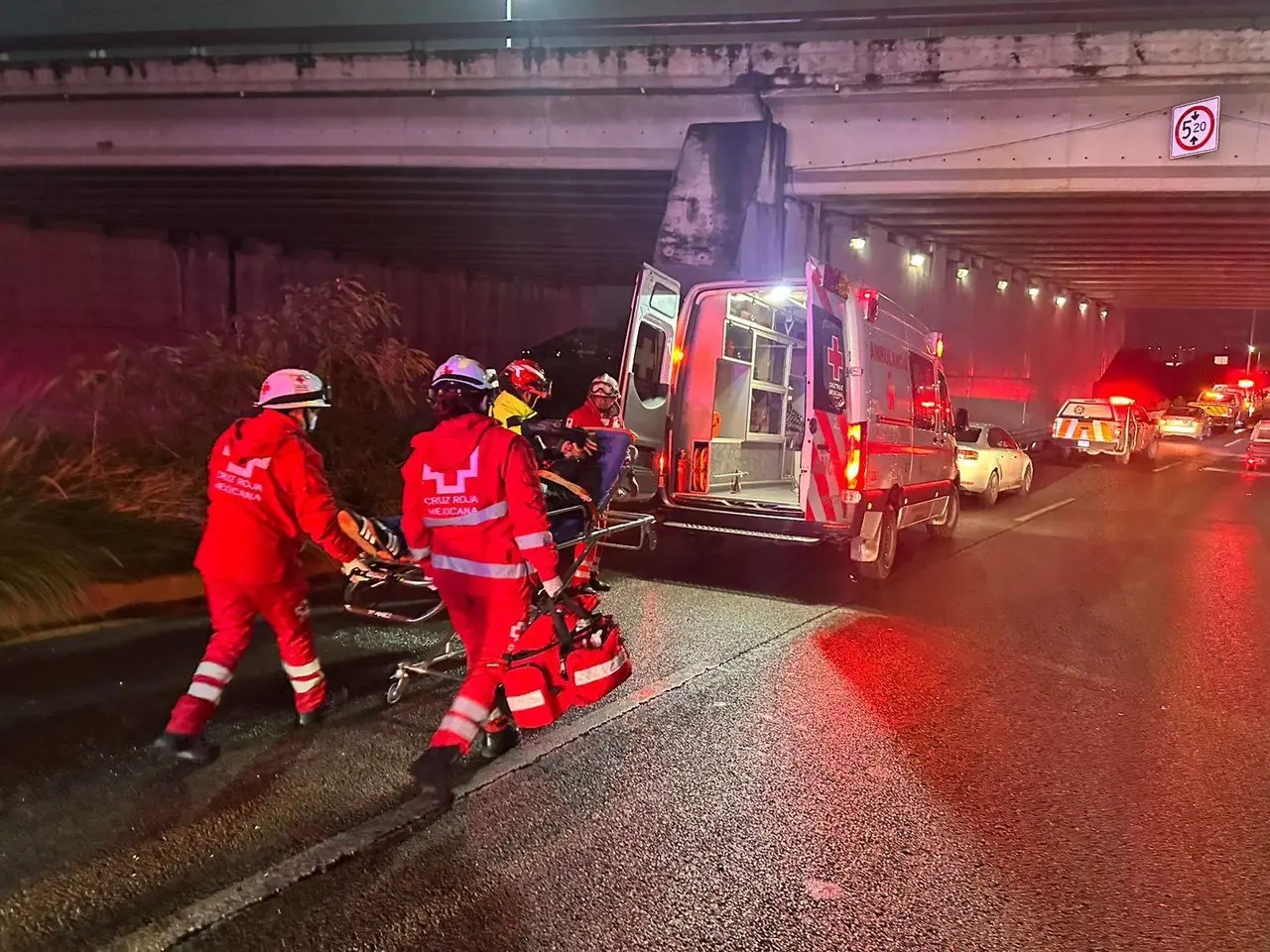 Elementos de la Cruz Roja en la zona del accidente. Foto: Protección Civil de Nuevo León.