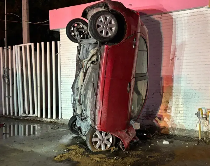 El auto quedó en posición de trompo tras estamparse contra el inmueble. Foto: Diego Beltrán.