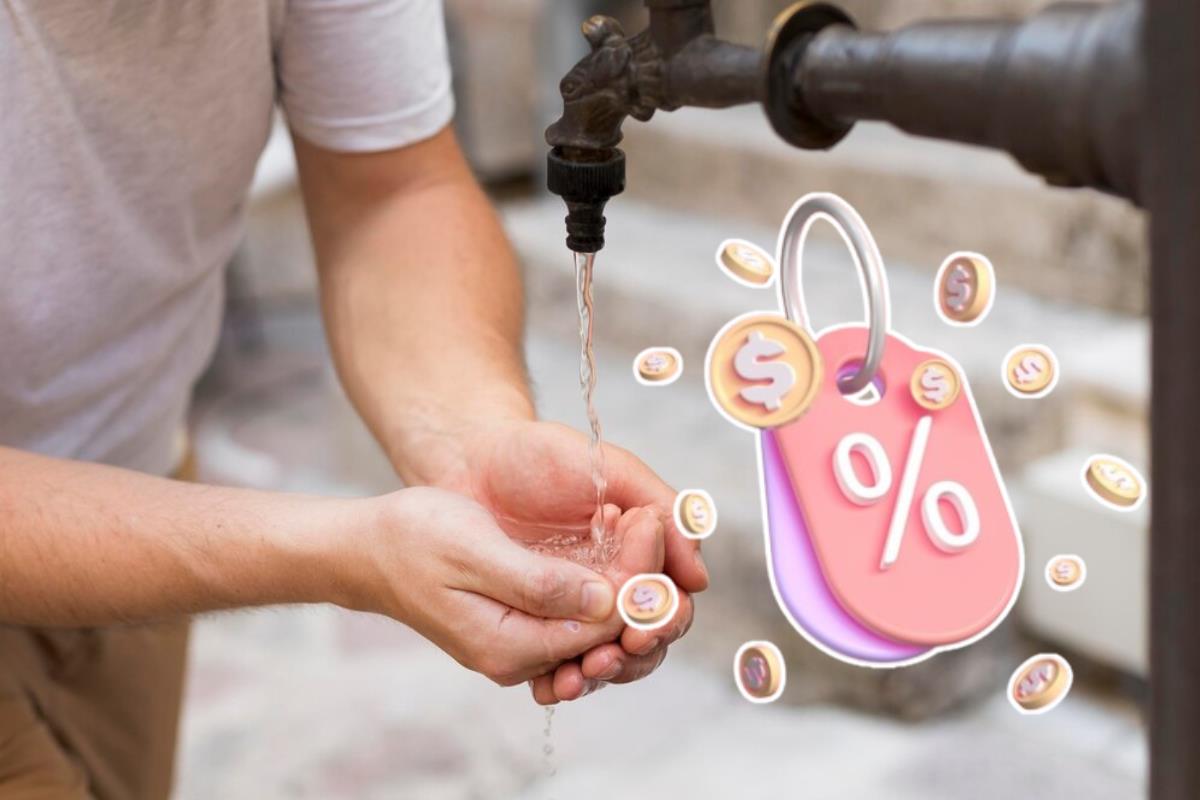 Persona mojando sus manos con agua de la llave y llavero con signo de porcentaje al frente. Foto: Freepik, editada en Canva.