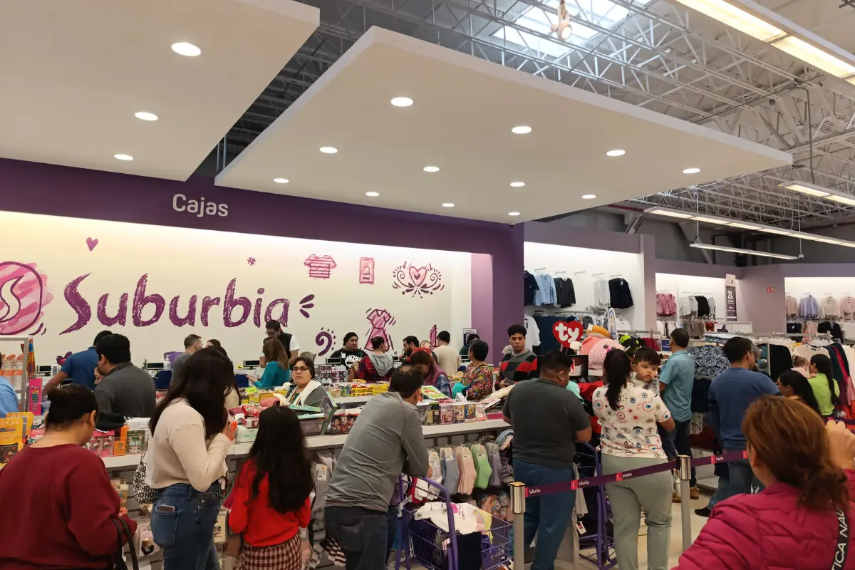 Algunas tiendas comerciales lucen abarrotadas por el periodo de rebajas en enero. Foto: Victoria Jiménez