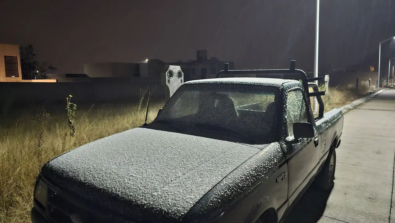 La nieve se empezó a acumular en los carros. Foto: Luis Lozano.