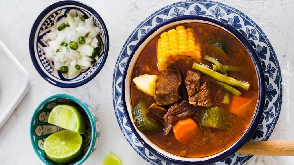 Caldos de res y de pollo son el abrazo cálido que necesitas este invierno