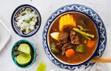 Caldos de res y de pollo son el abrazo cálido que necesitas este invierno