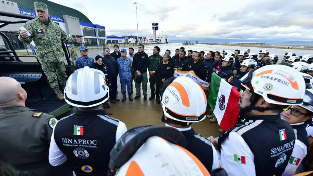 México envía equipo solidario para combatir incendios forestales en California