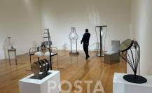 Exposición Mírame, te veré de vuelta reúne 40 años de carrera de Teresa Serrano