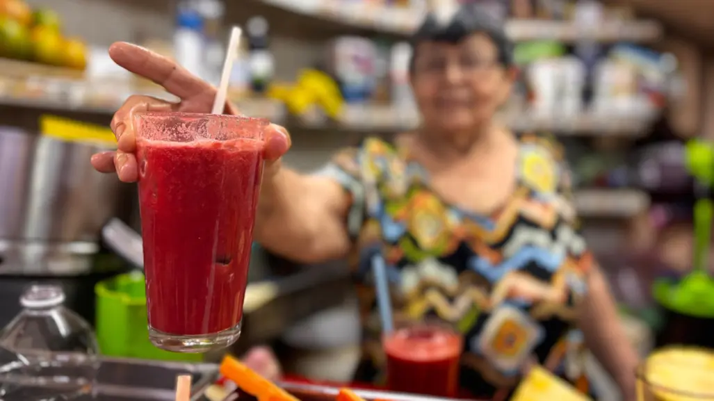 Jugos para mejorar la salud: Doña Elsy lleva una vida elaborándolos en el mercado Lucas de Gálvez