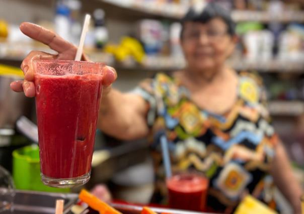 Jugos para mejorar la salud: Doña Elsy lleva una vida elaborándolos en el mercado Lucas de Gálvez