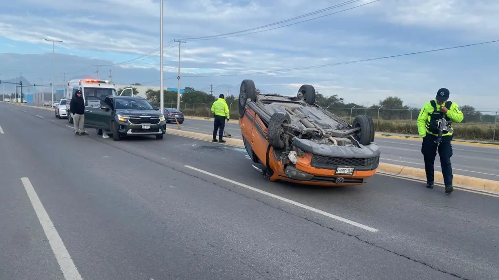 Mujer choca contra poste y vuelca en Escobedo