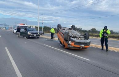 Mujer choca contra poste y vuelca en Escobedo