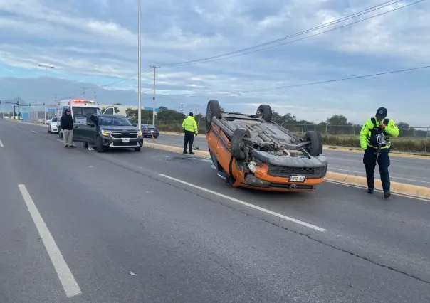 Mujer choca contra poste y vuelca en Escobedo