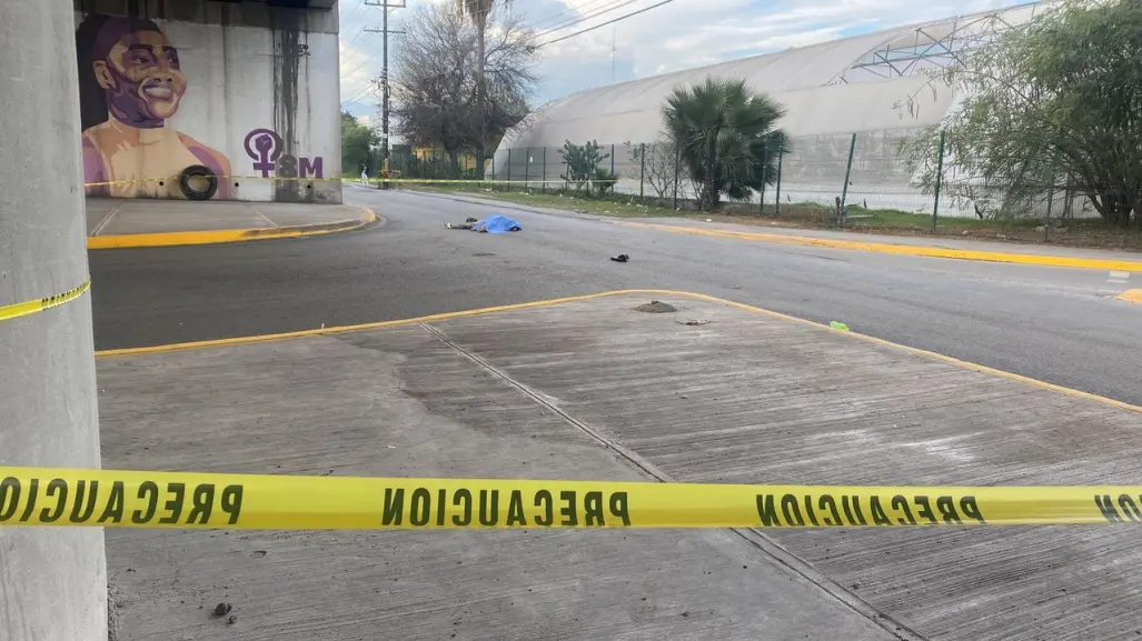 Muere motociclista tras caer de puente elevado en Escobedo