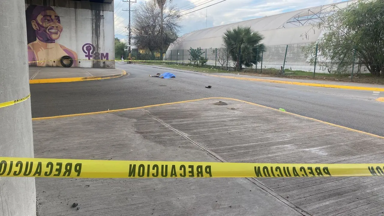 Motociclista muere tras caer de paso elevado en Escobedo, Nuevo León. Foto: Diego Beltrán.