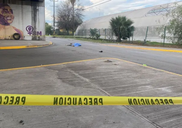 Muere motociclista tras caer de puente elevado en Escobedo