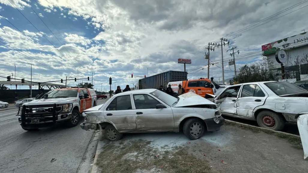 Tráiler impacta tres vehículos en Escobedo; no hay lesionados