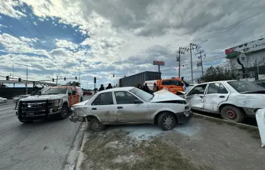 Tráiler impacta tres vehículos en Escobedo; no hay lesionados