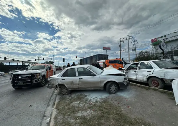 Tráiler impacta tres vehículos en Escobedo; no hay lesionados