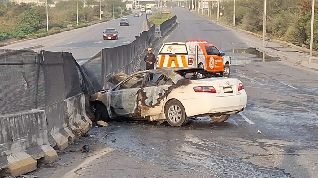 Fuego consume vehículo tras chocar contra camellón en Apodaca