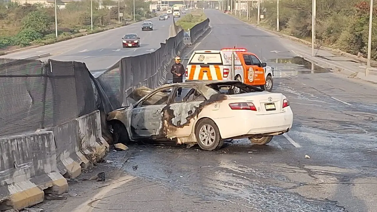 Auto se incendia tras chocar con camellón en Apodaca. Fotos: Protección Civil Nuevo León.