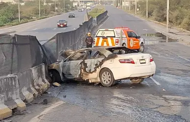 Fuego consume vehículo tras chocar contra camellón en Apodaca