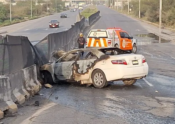 Fuego consume vehículo tras chocar contra camellón en Apodaca