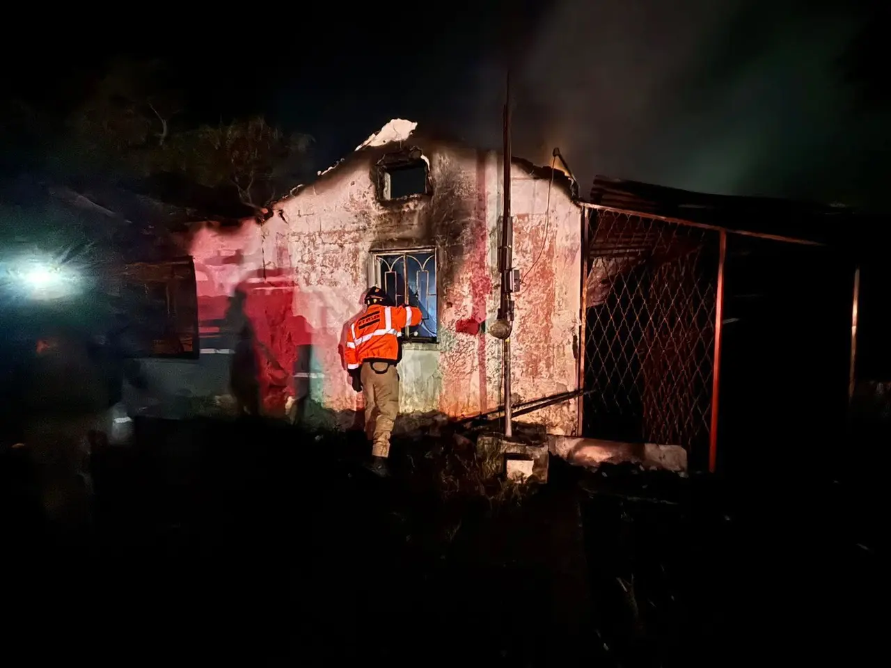 Mujer fallece en incendio tras fogata descontrolada en Montemorelos. Fotos: Protección Civil Nuevo León.