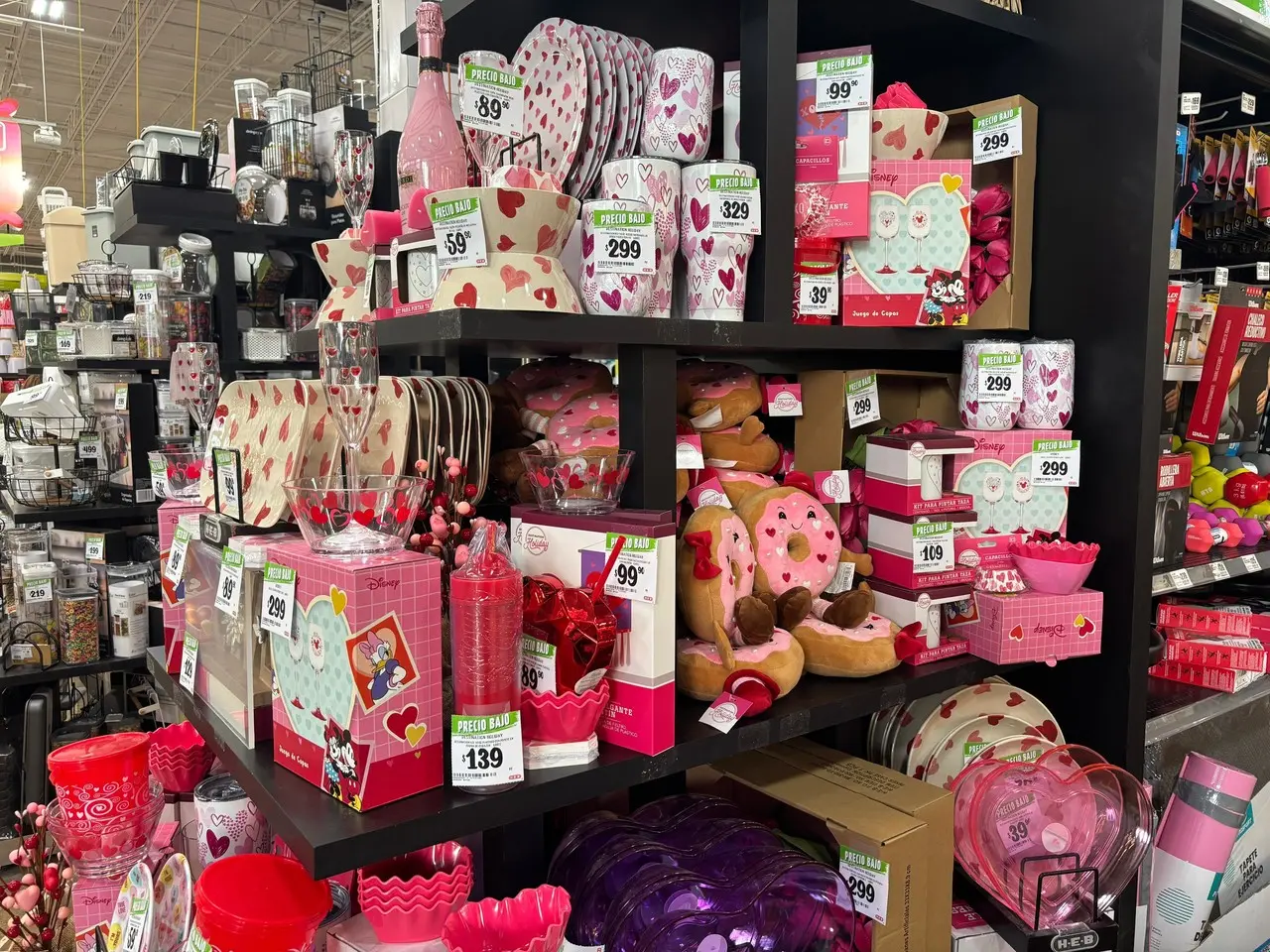 Tiendas en Monterrey ya ofrecen productos para San Valentín 2024. Foto: Diego Beltrán.