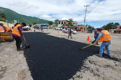 Realizan bacheo en siete colonias de Victoria