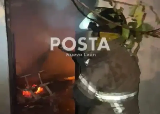 VIDEO | Casa es consumida por incendio en Guadalupe: bomberos evitan tragedia mayor