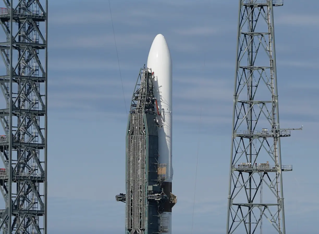 El cohete New Glenn de Blue Origin se ve preparado en la plataforma de lanzamiento 36 de la base de la Fuerza Espacial en Cabo Cañaveral, el sábado 11 de enero de 2025 en Cabo Cañaveral, Florida. (AP Foto/John Raoux)